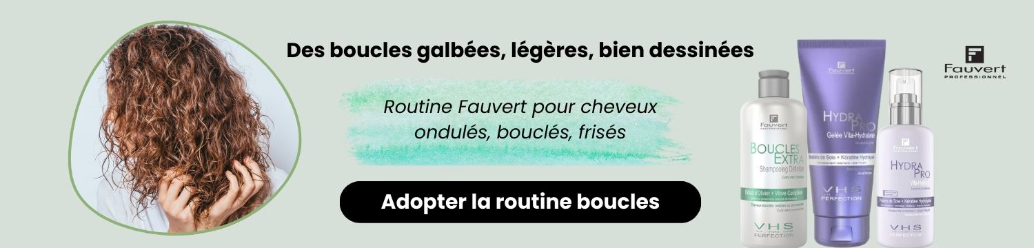 Banni&egrave;re JDECBoutique pr&eacute;sentant une femme aux cheveux boucl&eacute;s et la routine Fauvert Boucles Extra et Hydra Pro pour des boucles galb&eacute;es, l&eacute;g&egrave;res et bien dessin&eacute;es.